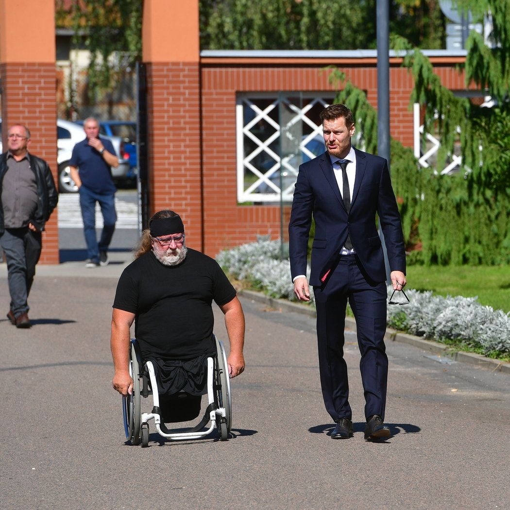 Miloši Říhovi se dorazil poklonit i para hokejista Tomáš Kvoch...