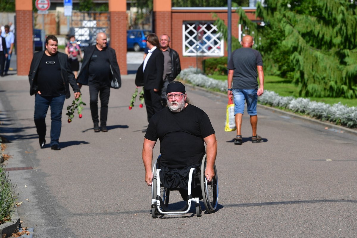 Miloši Říhovi se dorazil poklonit i para hokejista Tomáš Kvoch...