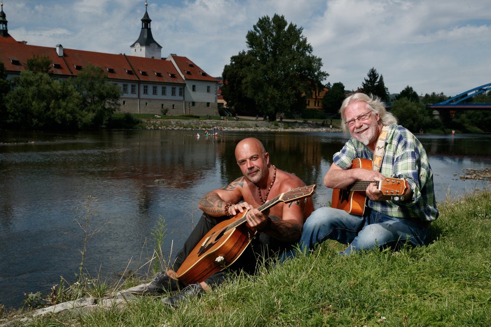 Český hitmaker Tomáš Kympl a německý umělec Søren Ley se sešli v dobřichovickém kempu na Berounsku, kde si padli do oka a v průběhu léta 2022 společně hráli, tvořili a užívali si nezávislosti.