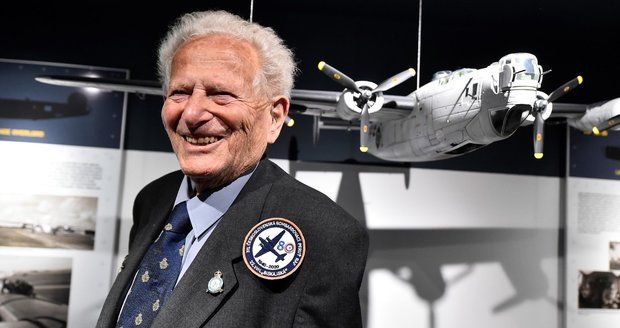 Ve věku 96 let zemřel válečný veterán Tomáš Lom (na snímku z 30. července 2020), byl příslušníkem čs. bombardovací perutě britské RAF.