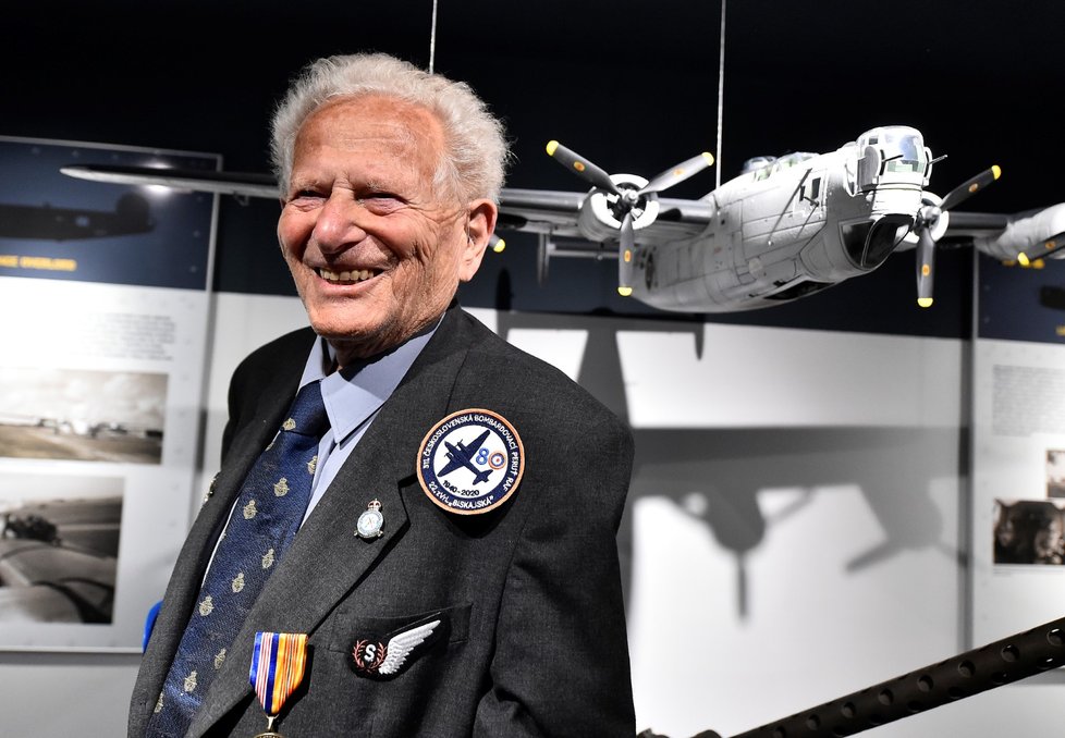 Ve věku 96 let zemřel válečný veterán Tomáš Lom (na snímku z 30. července 2020), byl příslušníkem čs. bombardovací perutě britské RAF.