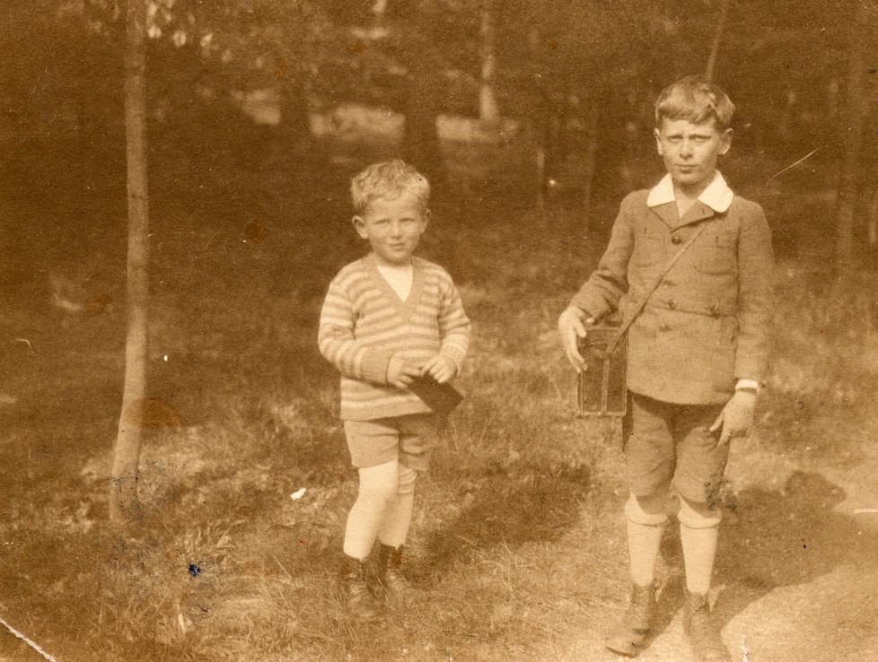 Bratři Tomáš (vlevo) a Valtr v roce 1928 v Praze