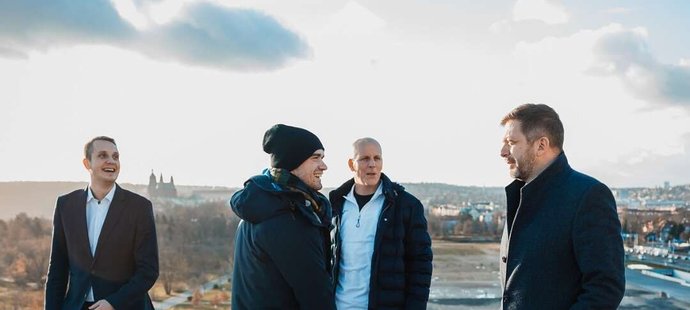 Ministr Rakušan (vpravo) s Macháčem a jeho koučem Vackem na střeše budovy svého úřadu.