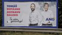 Tomáš Macura na předvolebním billboardu se svým stranickým šéfem