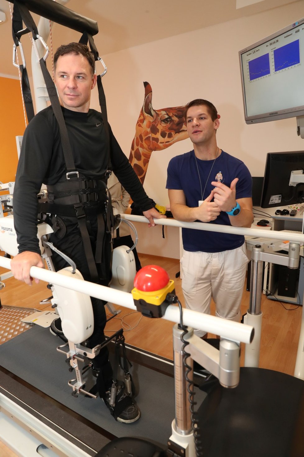 Tomáš s robotickými ortézami udělal první kroky. A měl z nich upřímnou radost.
