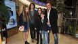 Tomáš Matonoha se svými dětmi a přítelkyní nejstaršího syna Luciana. 