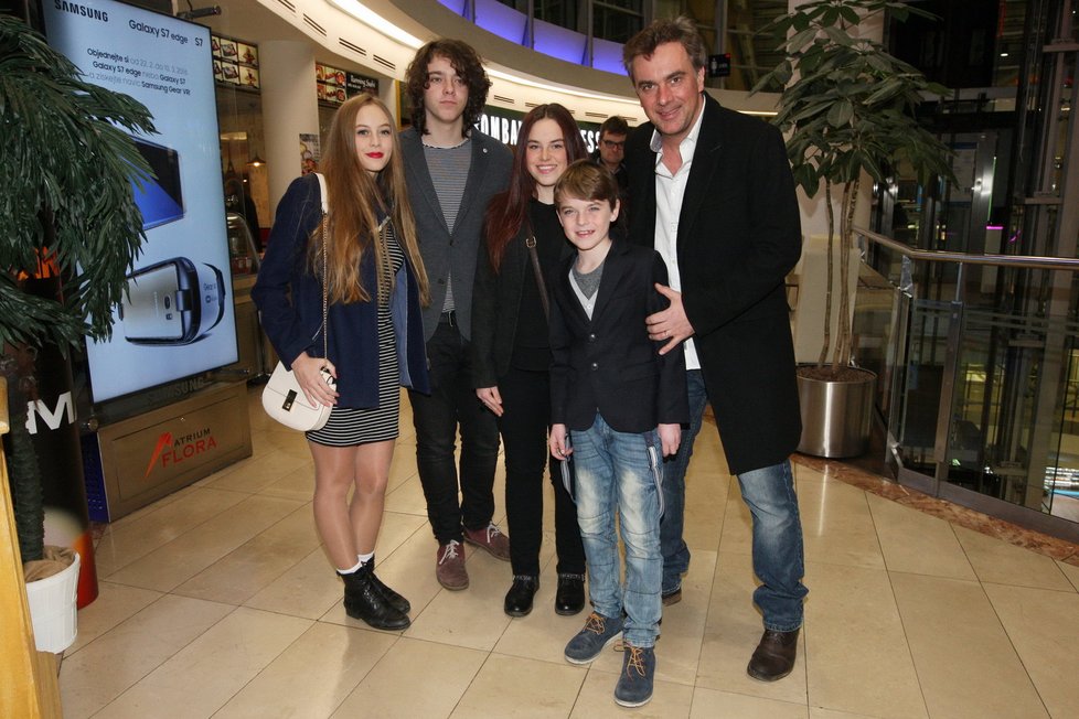 Tomáš Matonoha se svými dětmi v kině