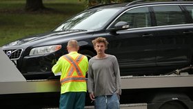 Tomáš Měcháček se musel koukat na to, jak mu odtahovka odváží auto.