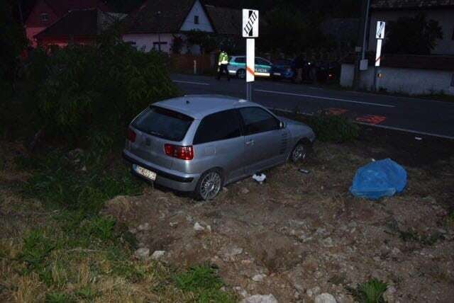 Auto skončilo mimo silnici.