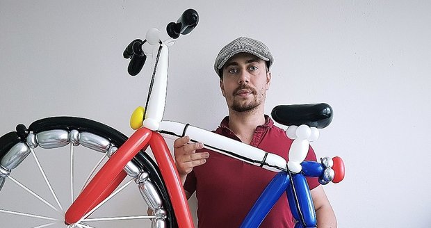Tomáš Okurek s balónkovým kolem, které dělal pro ženicha - cyklistu.