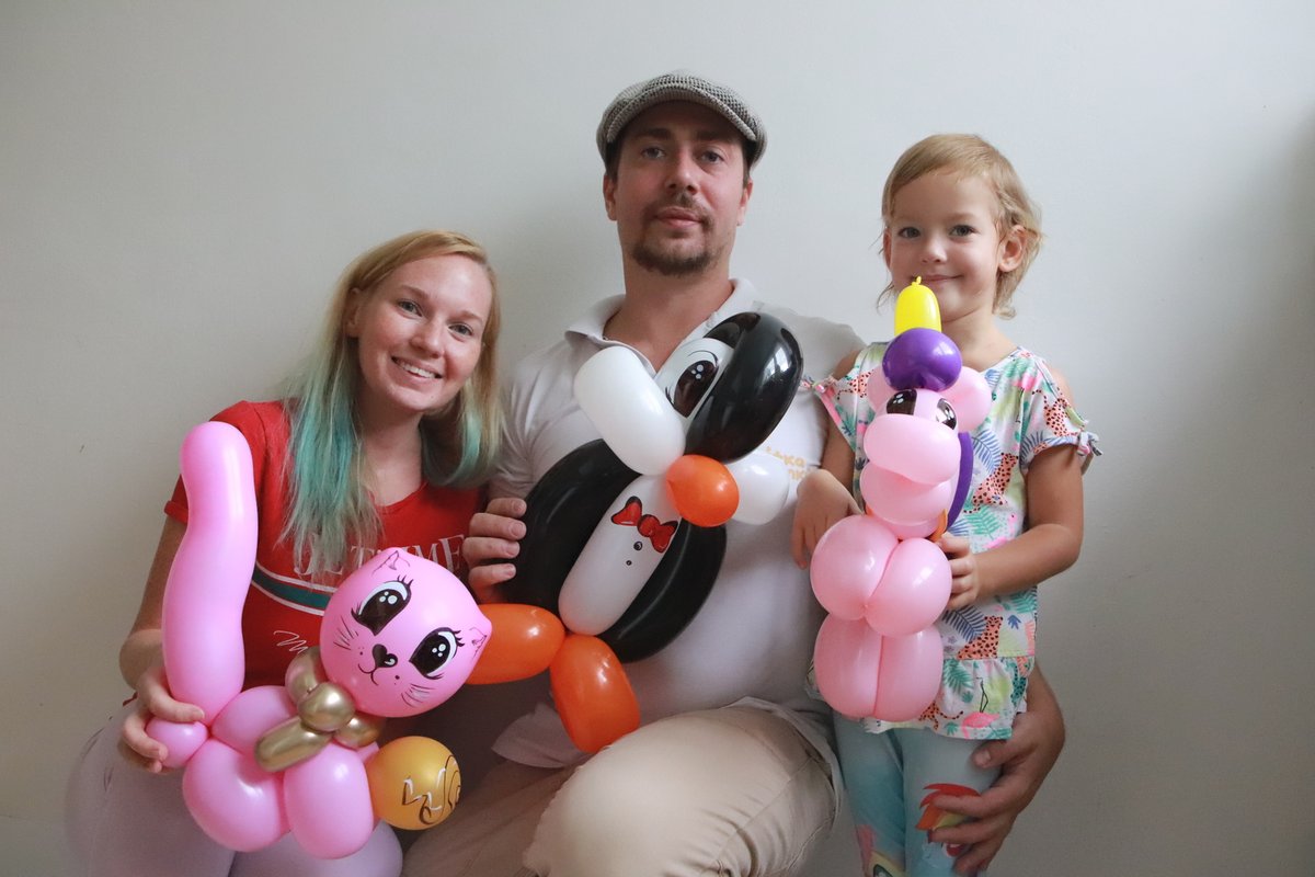 Tomáš Okurek (33) s přítelkyní Michaelou Štěpničkovou (30) s dcerou Evey Freestone (4). 
