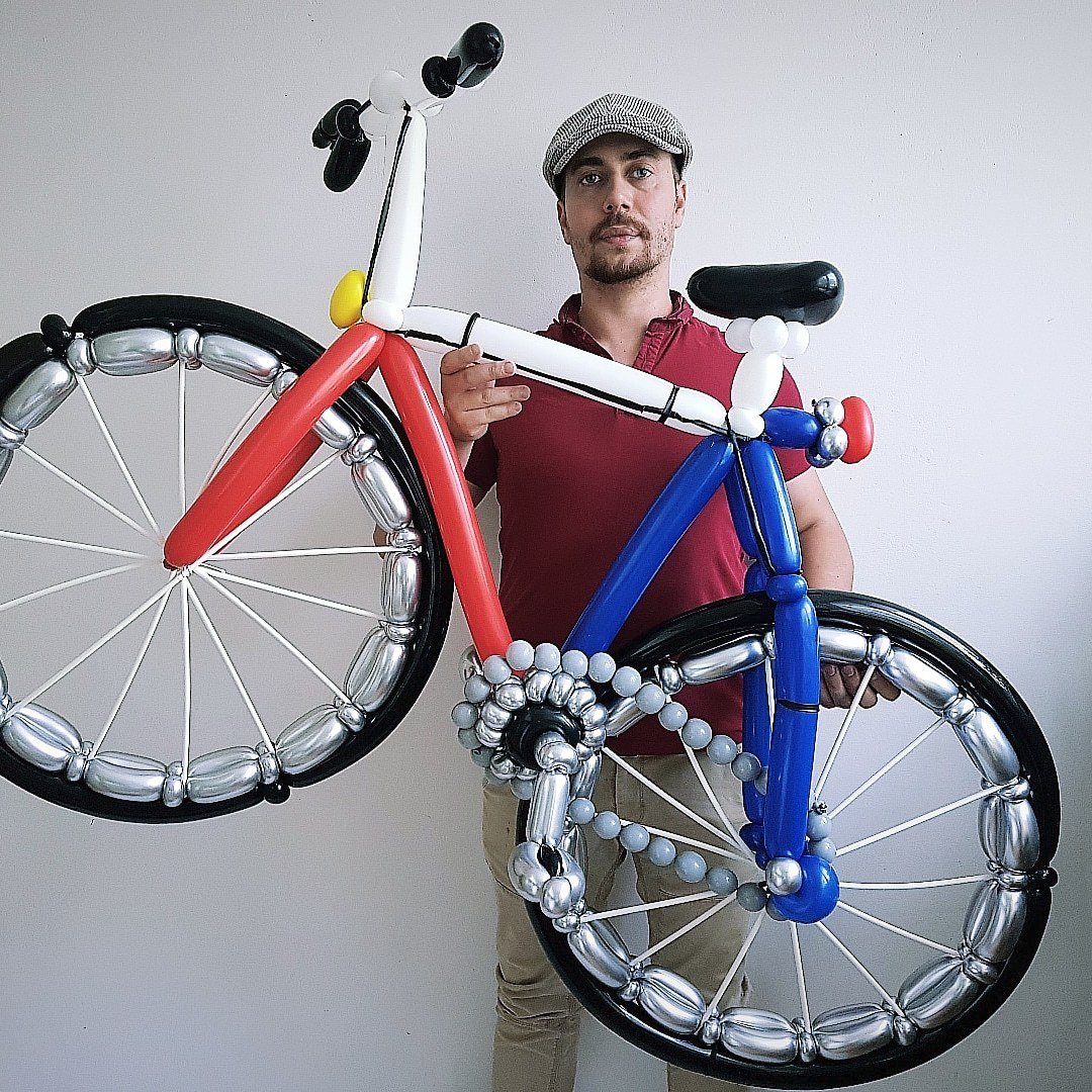 Tomáš Okurek s balónkovým kolem, které dělal pro ženicha - cyklistu. 