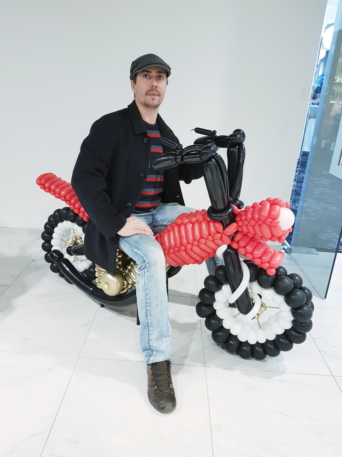 Tomáš Okurek s motorkou pro Karla Abrahama staršího. 