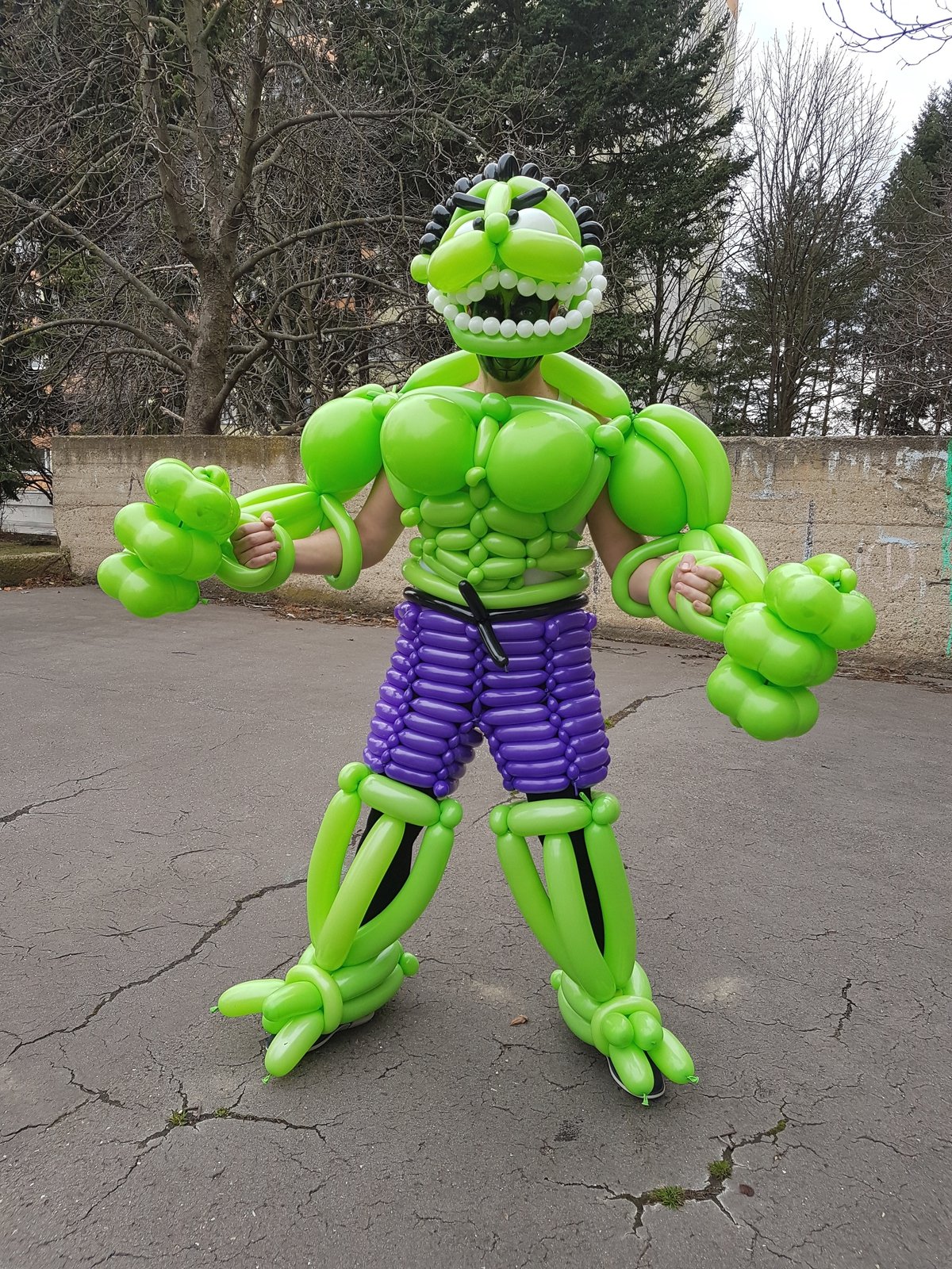Tomáš Okurek v balónkovém kostýmu Hulka. 