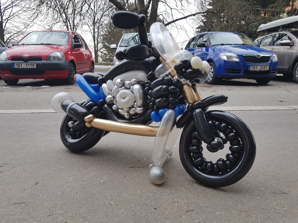 Pro motocyklový klub v Brně vytvořil Tomáš Okurek Yamahu Ténéré 700 limited blue edition.