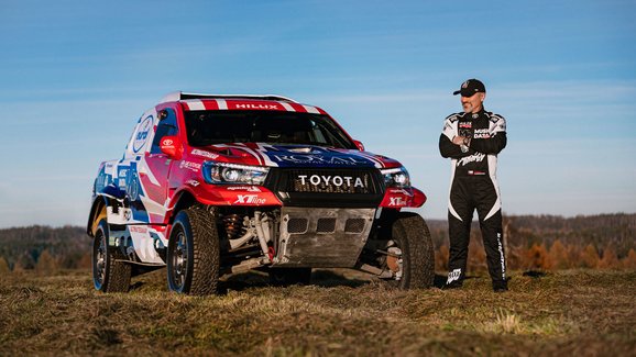 Češi na Rallye Dakar 2021: Enge a zahraniční hvězda v Buggyře, vedle Lopraise Tománek