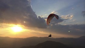 Tomáš miloval paragliding.