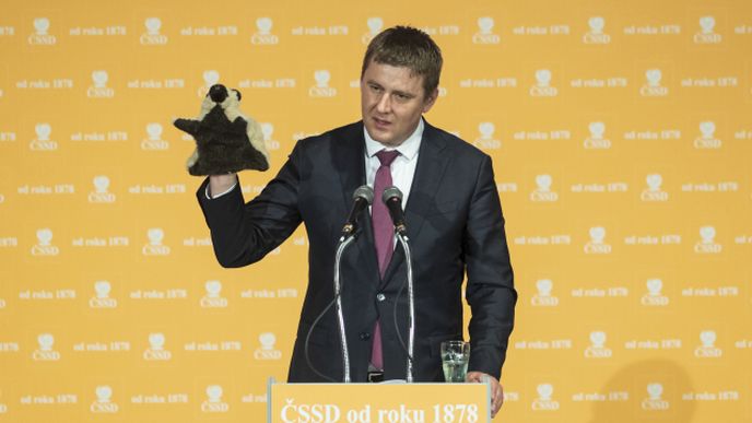 Tomáš Petříček, ministr zahraničí a novopečený místopředseda ČSSD, prezentoval nápad na zvýšení daně pro banky