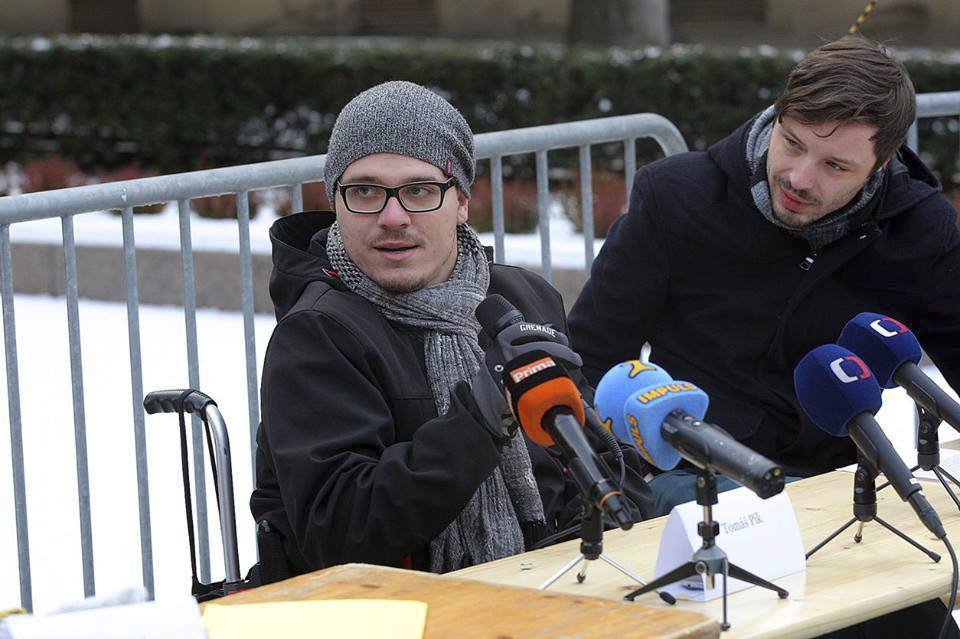 Tomáš vyzývá vládu, aby splnila své sliby a přijala zákon o sociálním bydlení.