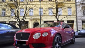 Bentley parkuje na oltáři pražského luxusu – v Pařížské ulici.