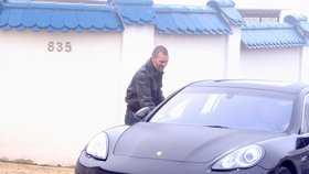 Pitr vychází ze svého porsche