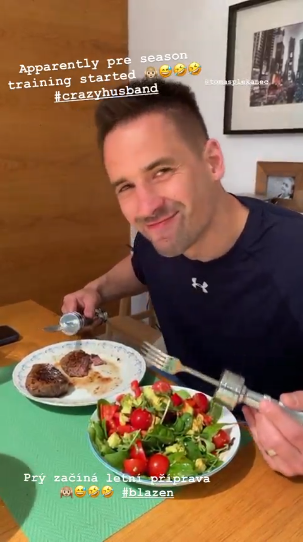 Tomáš Plekanec dře i u jídla.