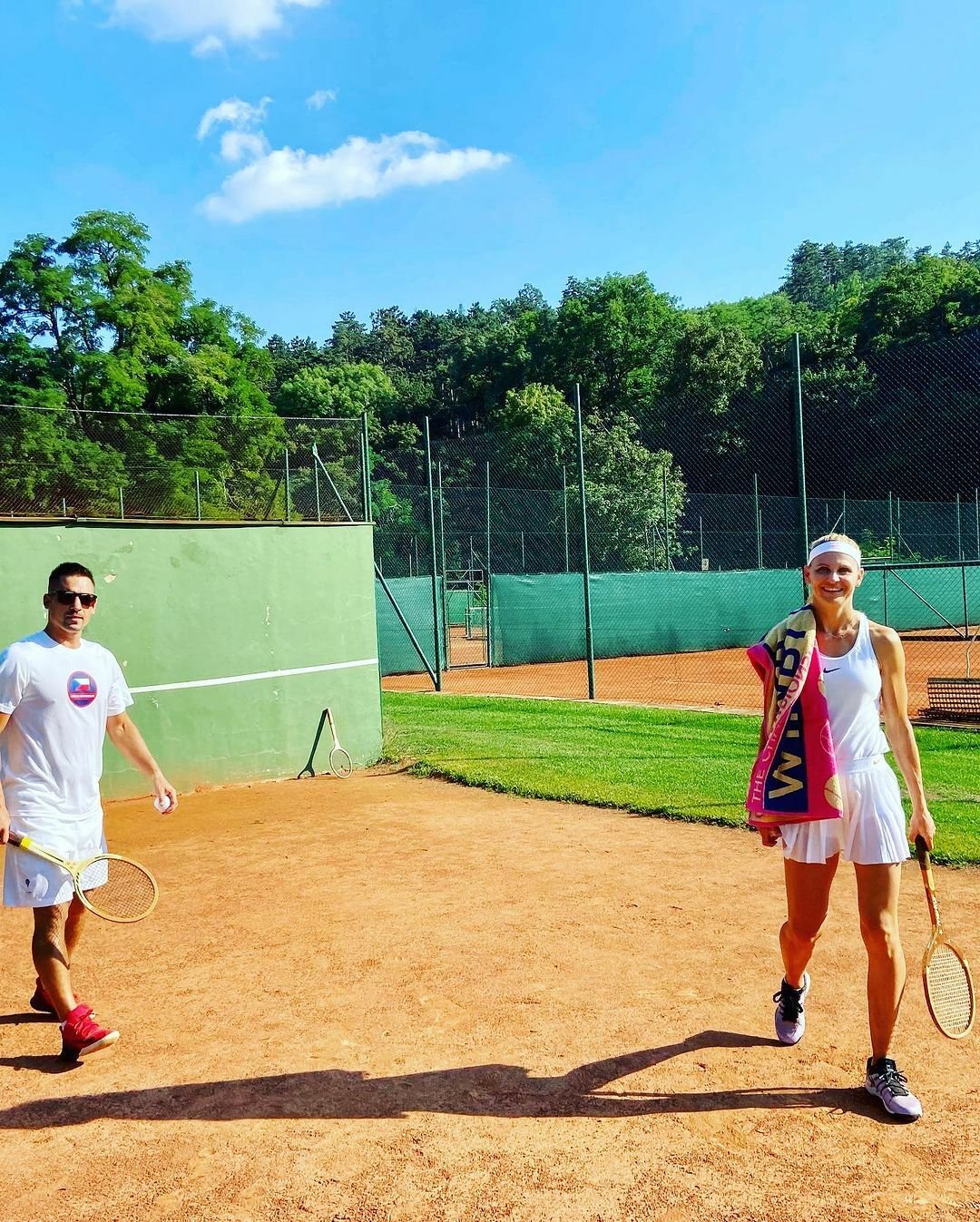 Lucie Šafářová dala svému manželovi pár tenisových lekcí. Pleky nyní trénuje malou Leontýnku…