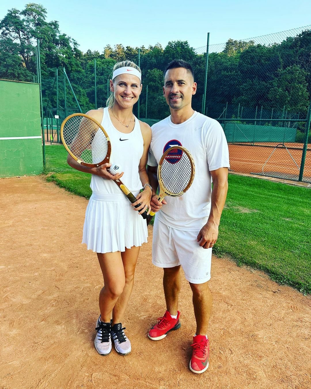 Lucie Šafářová dala svému manželovi pár tenisových lekcí. Pleky nyní trénuje malou Leontýnku…