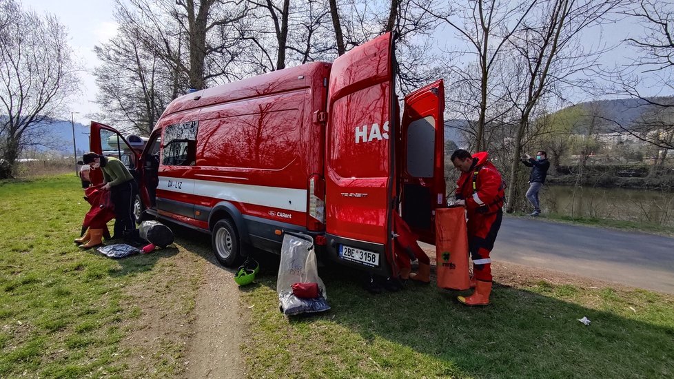 Hasiči procházeli Svratku v brněnském Jundrově 21. dubna. Tělo Tomáše (†15) v něm tehdy ještě nenašli.