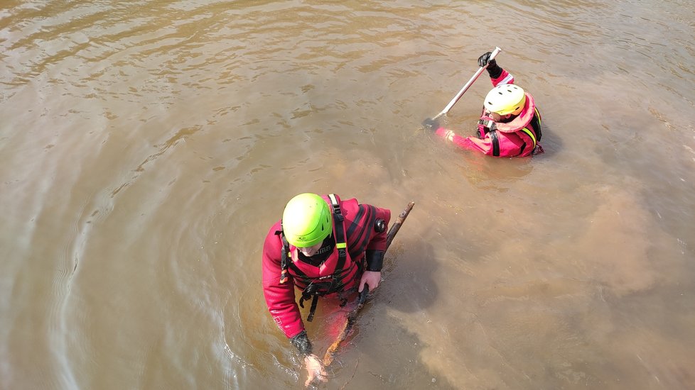 Potápěči při hledání Tomáše Pospíšila (15) z Brna propátrávají členité dno řeky Svrtatky. Ta byla zhruba o metr odpuštěna.