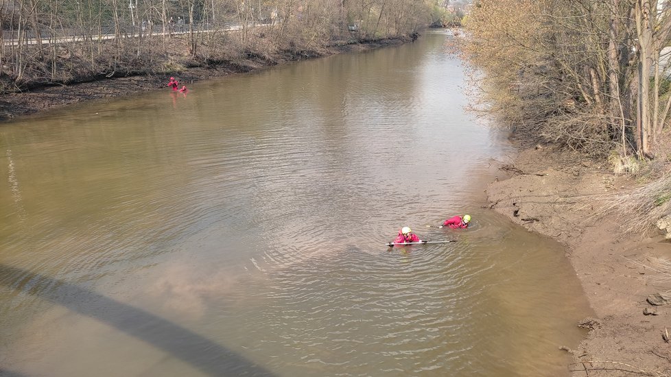 Potápěči při hledání Tomáše Pospíšila (15) z Brna propátrávají členité dno řeky Svrtatky. Ta byla zhruba o metr odpuštěna.