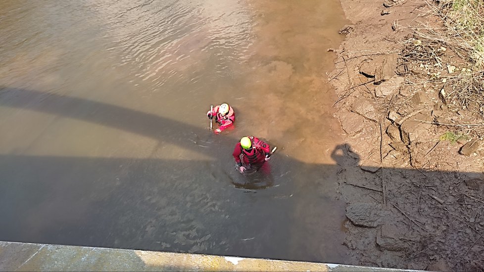 Hasiči procházeli Svratku v brněnském Jundrově 21. dubna. Tělo Tomáše (†15) v něm tehdy ještě nenašli.