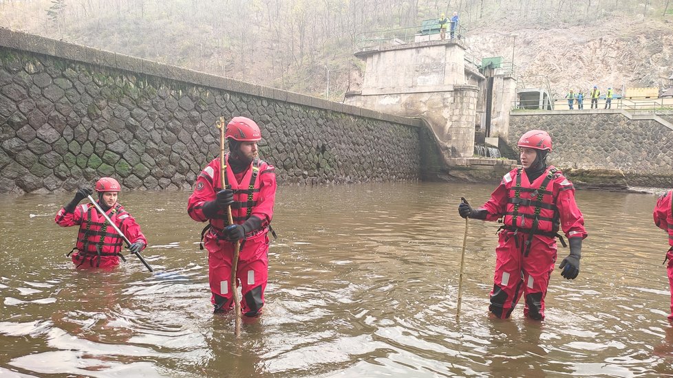 Potápěči při hledání Tomáše Pospíšila (15) z Brna propátrávají členité dno řeky Svratky. Ta byla zhruba o metr odpuštěna.