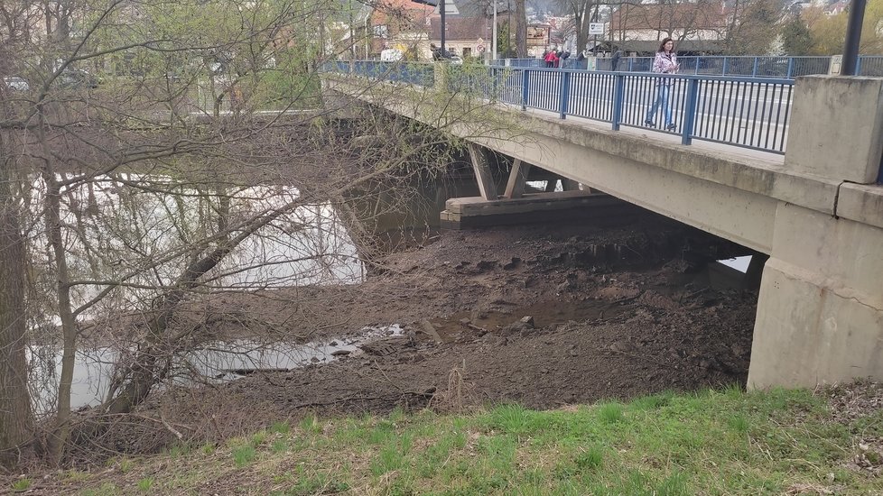 Odpuštěné koryto řeky Svratky v Brně. Voda klesla o více než metr.