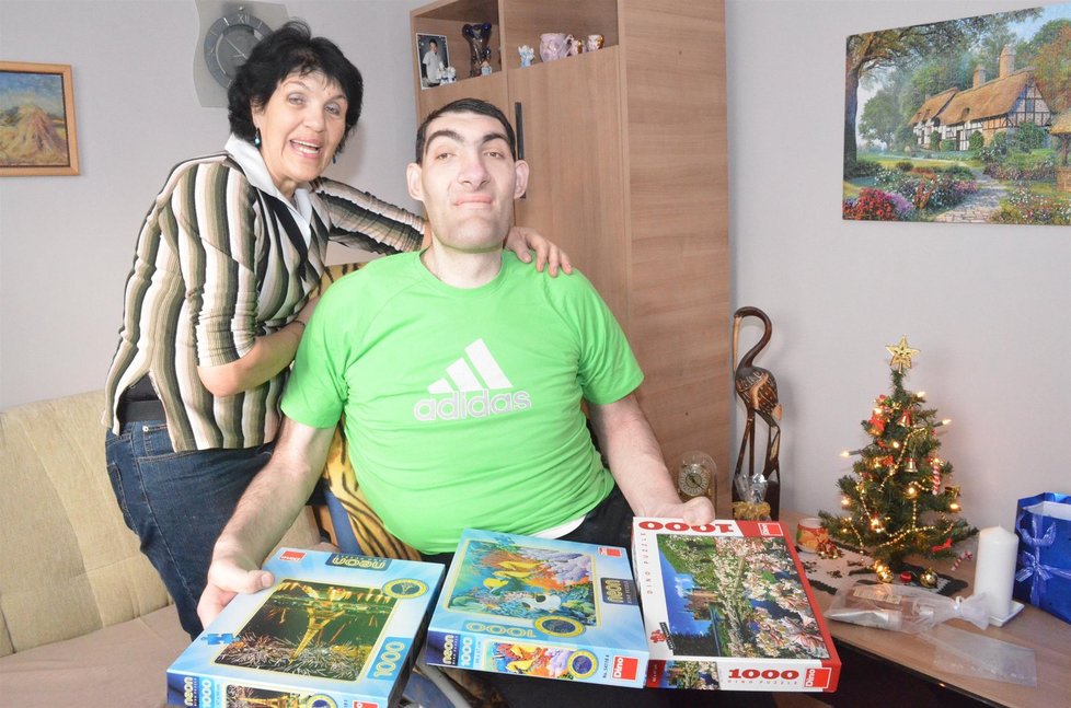 Největší Čech Tomáš Pustina s maminkou, která jeho smrt pochopitelně snáší nejhůř.
