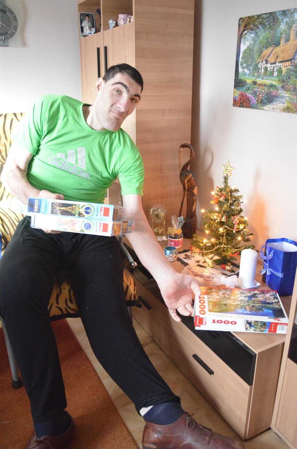 Tomáš se svými nejoblíbenešími dárky. Nejvyšší Čech miluje puzzle.