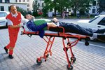 Tomáše Pustinu vyvezl ze stomatologické kliniky FN U sv. Anny v Brně řidič sanitky na vozíku. Na něm obra lékaři předtím ošetřili.