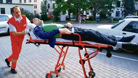 Tomáše Pustinu vyvezl ze stomatologické kliniky FN U sv. Anny v Brně řidič sanitky na vozíku. Na něm obra lékaři předtím ošetřili.