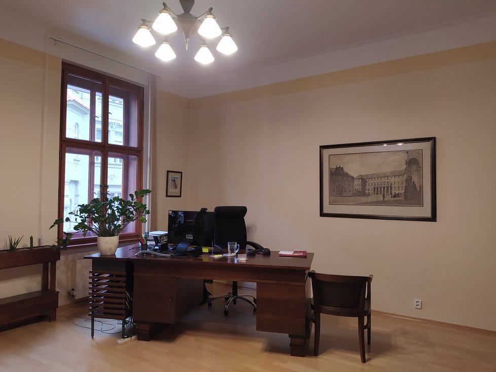 Ředitel Městské knihovny v Praze Tomáš Řehák bývá nejčastěji k zastižení při práci za svým pracovním stolem.
