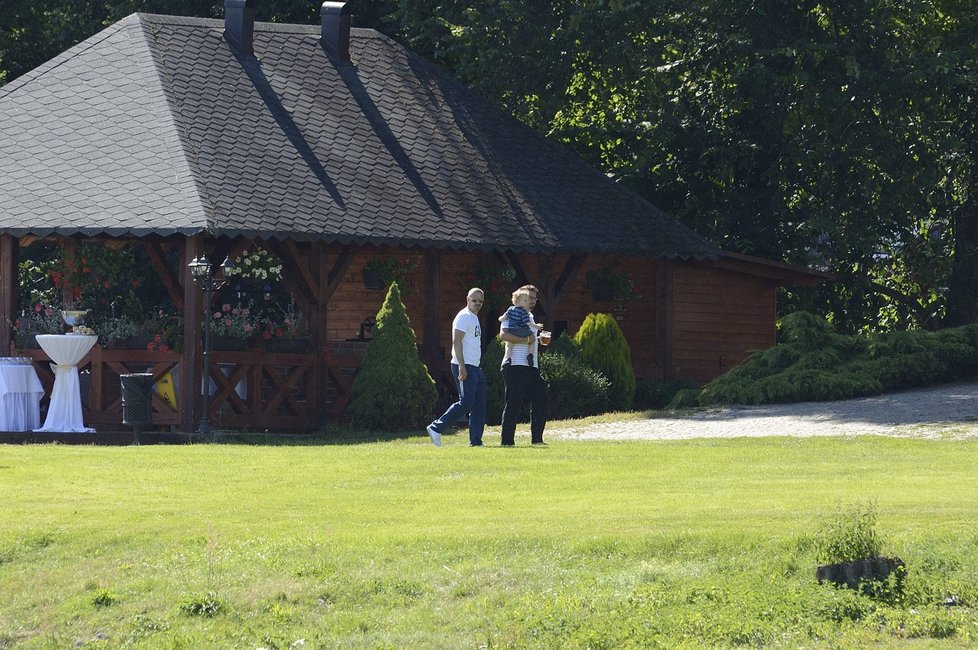 Jan Tůma na svatbě není jen jako fotograf. Rychle se vžil do role chůvy.