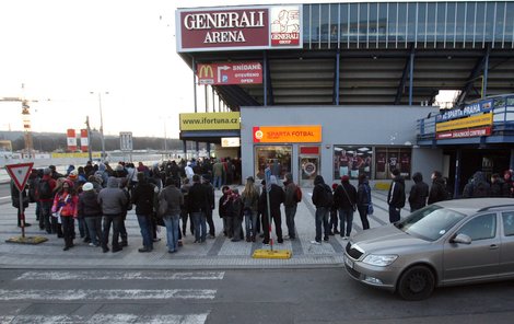 Neuvěřitelná fronta čekala na podpis svého miláčka.