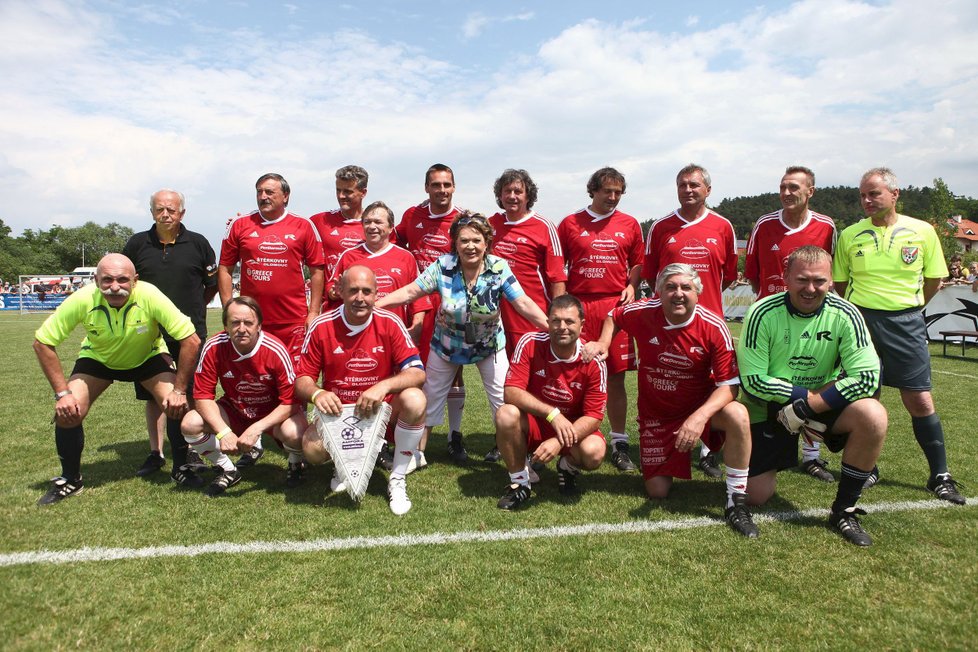 Tým AMFORA. Název  je zkratka pro tým AMatérských FOtbalových RArit, tvořený slavnými umělci a sportovci.