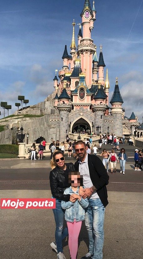 Kateřina Kristelová s dcerou a Tomášem Řepkou v Disneylandu