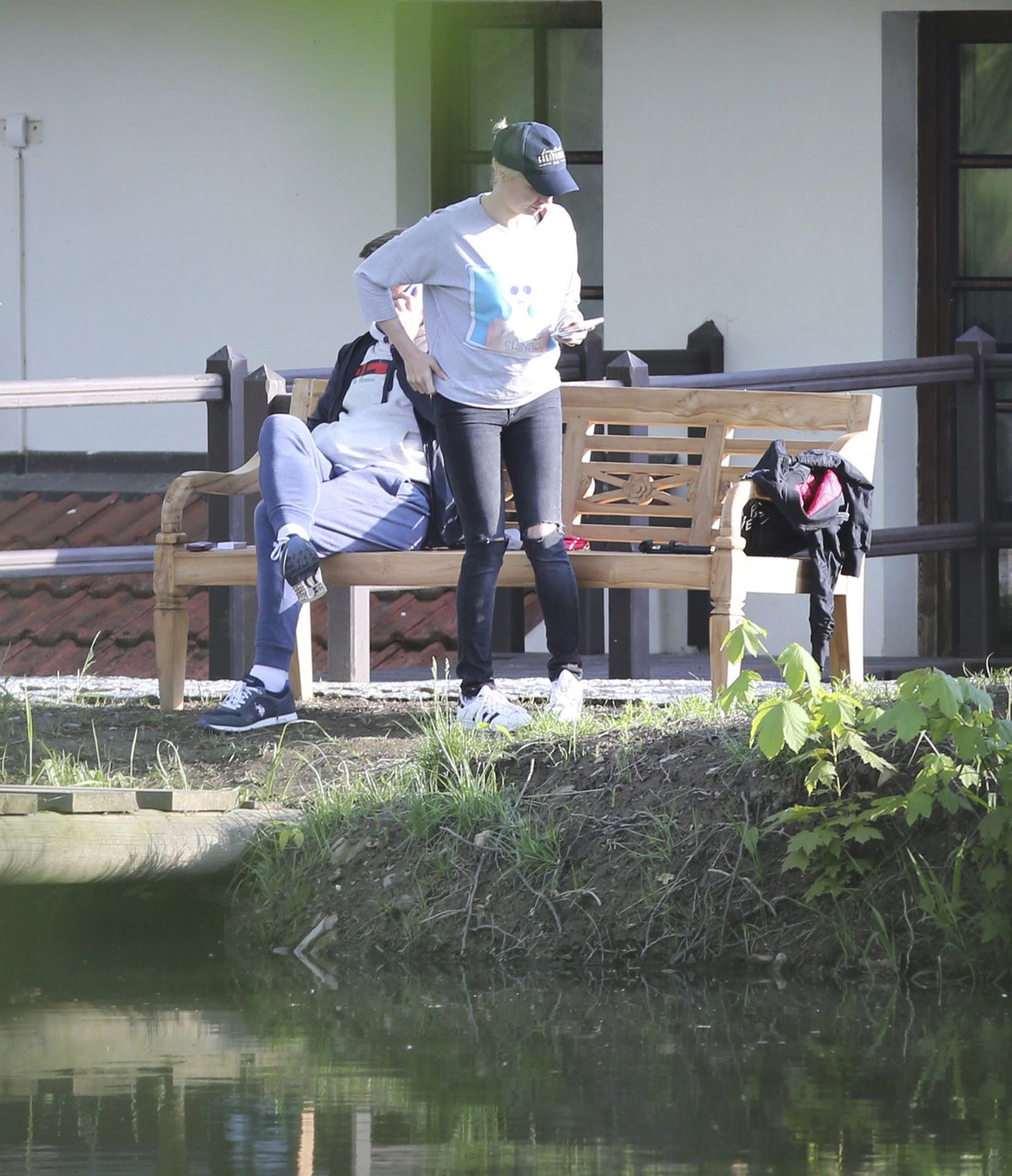 Zatímco Řepka visel na telefonu, Katka se očividně nudila