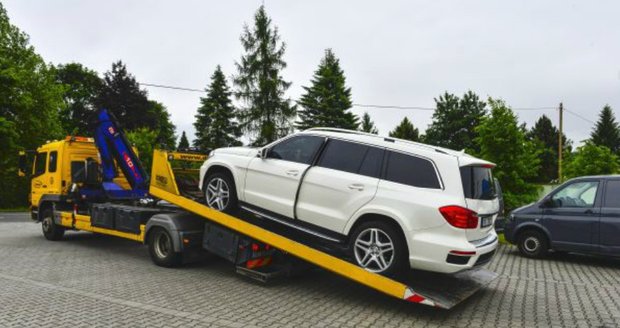 Mercedes GL 350 byl kvůli tomu, že Řepka neplatil alimenty na děti z prvního manželství, zabaven exekutory.