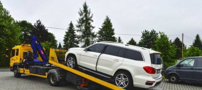 Mercedes GL 350 byl kvůli tomu, že Řepka neplatil alimenty na děti z prvního manželství, zabaven exekutory.