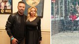 Ženatý Tomáš Řepka (52): Vášnivá líbačka s novou ženou! A o něco později už byl s manželkou