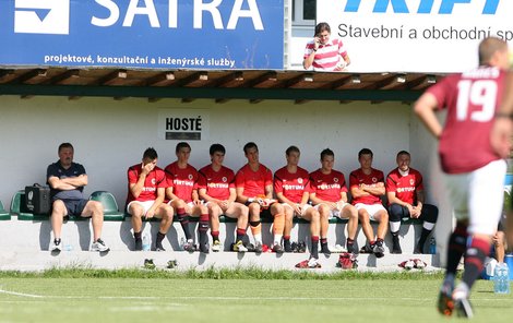 Tomáš Řepka usedl na hřišti Vltavínu na opačnou stranu lavičky, než na kte