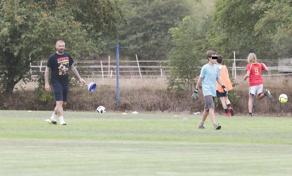 Tomáš Řepka si svůj trest kroutí na hřišti. Se smetákem nakonec neskončil. Trénuje děti.