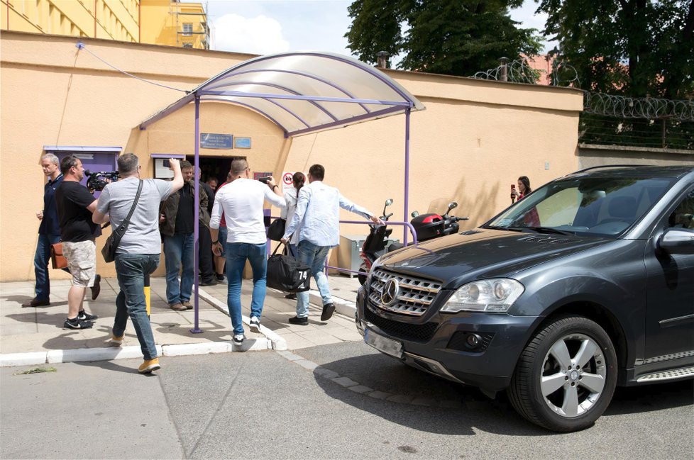 Tomáš Řepka nastupuje do výkonu trestu. V černém mercedesu sedí za volantem podle všeho Kateřina Kristelová.